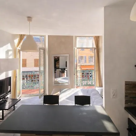 Appartement Lumineux Avec Balcon A Hyères